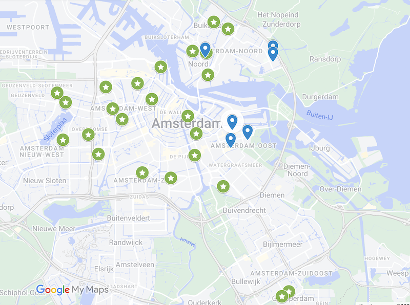 We zien de kaart van Amsterdam met daarop pins die de locaties van de scholen aangeven.